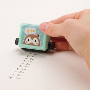 Kind benutzt Mathe-Stempel zum Einmaleins lernen zu Hause