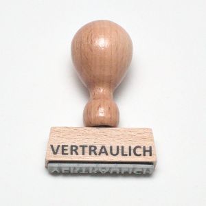 Holzstempel mit Text Vertraulich